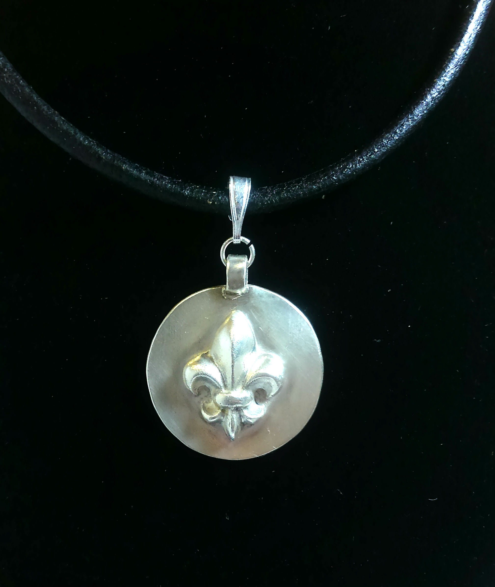 百合の紋章　革ペンダント