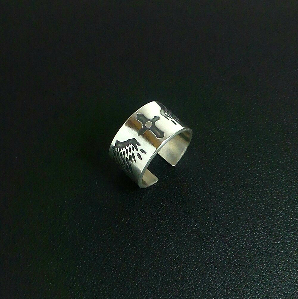 彫刻リングとイヤーカフ